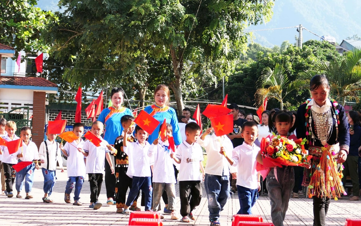 Rộn ràng không khí khai giảng năm học mới ở Lai Châu- Ảnh 5. Rộn ràng không khí khai giảng năm học mới ở Lai Châu- Ảnh 5.
