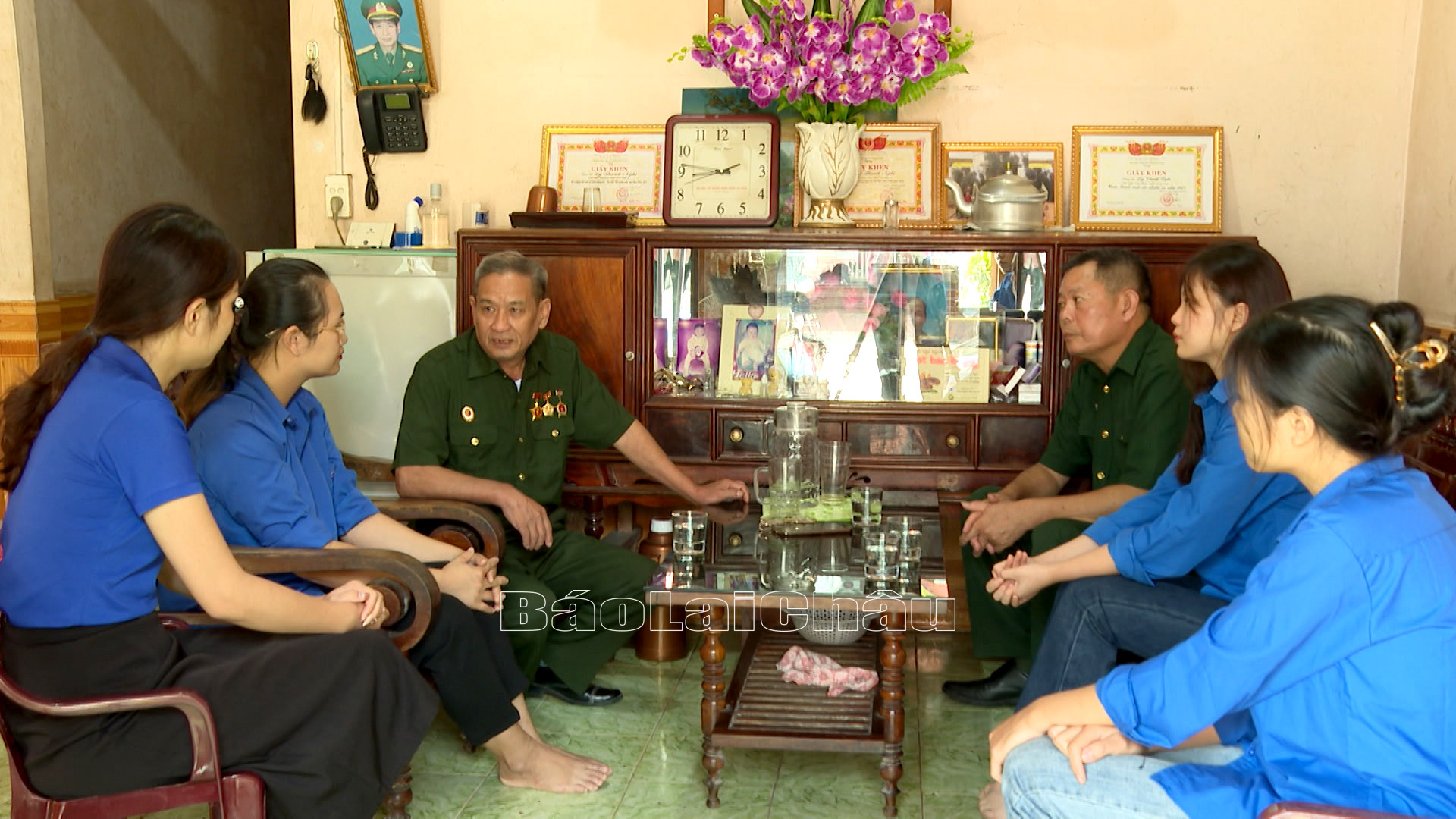 Cán bộ Hội Cựu chiến binh huyện Than Uyên tuyên truyền, phổ biến giáo dục pháp luật đến thế hệ trẻ.