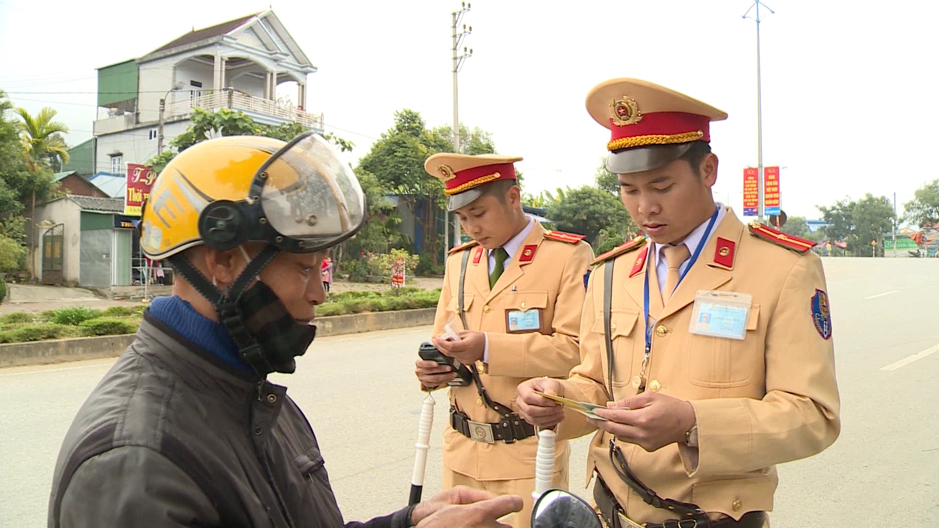 Lực lượng Cảnh sát giao thông - trật tự - cơ động (Công an huyện Tam Đường) kiểm tra giấy tờ của người và phương tiện tham gia giao thông.