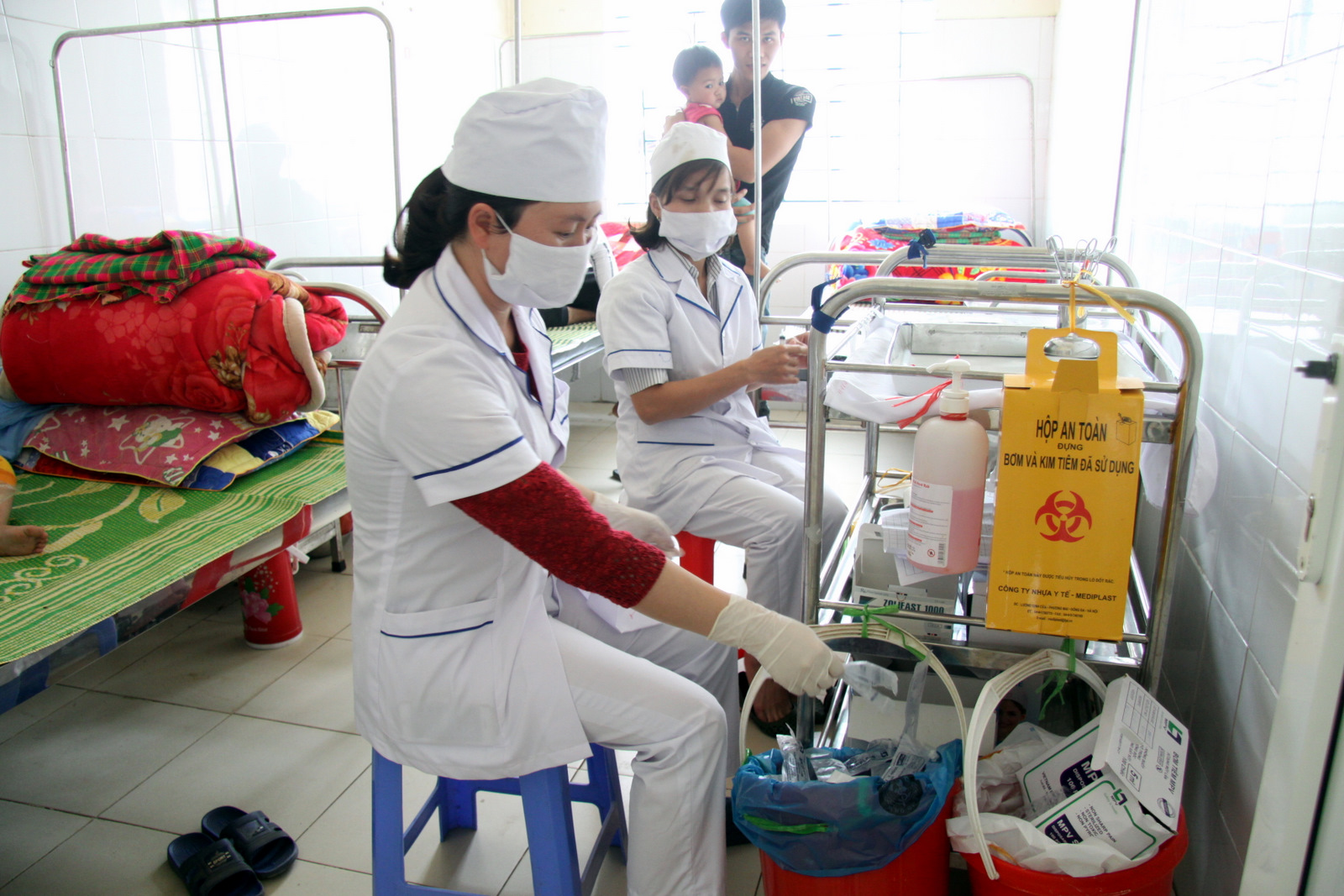 Rác thải y tế được Khoa nhi (Trung tâm Y tế huyện Tân Uyên) phân loại bước đầu sau khi điều trị cho bệnh nhân.