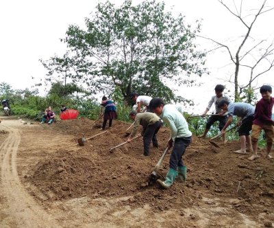 Đoàn viên thanh niên Chi đoàn bản Sểnh Sảng A cùng bà con tu sửa đường giao thông nông thôn. 