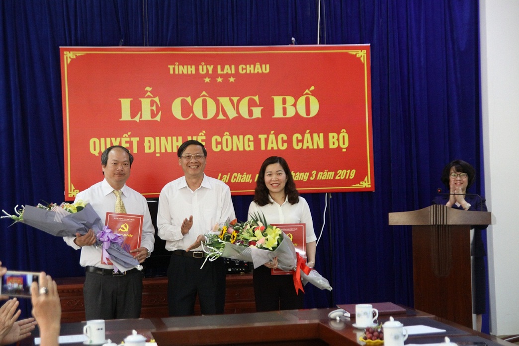 Đồng chí Vũ Văn Hoàn-Phó Bí thư Thường trực tỉnh ủy, Chủ tịch HĐND tỉnh trao Quyết định công tác cán bộ cho ông Lê Bá Thành và bà Đao Thị Thiệp