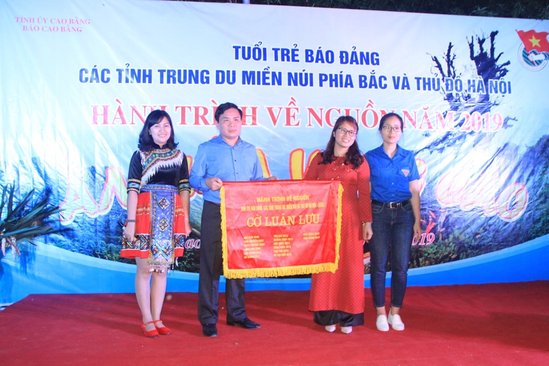 Báo Điện Biên Phủ nhận Cờ đăng cai tổ chức Hành trình về nguồn năm 2020.