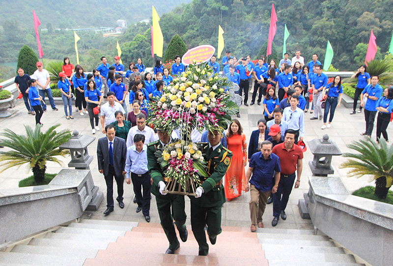 Các đoàn dâng hương tại Đền thờ Chủ tịch Hồ Chí Minh, Khu di tích quốc gia đặc biệt Pác Bó.