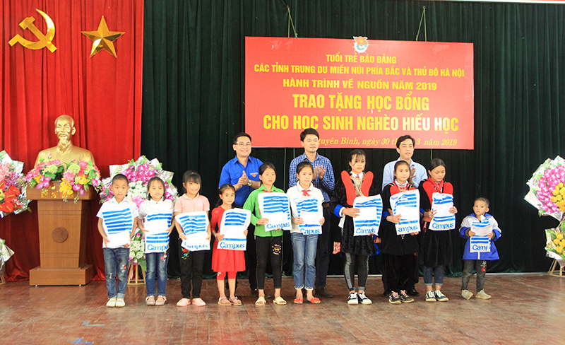 Trao nhà tình nghĩa cho hộ nghèo tại thôn Hoong Hai, xã Trường Hà, huyện Hà Quảng, tỉnh Cao Bằng.