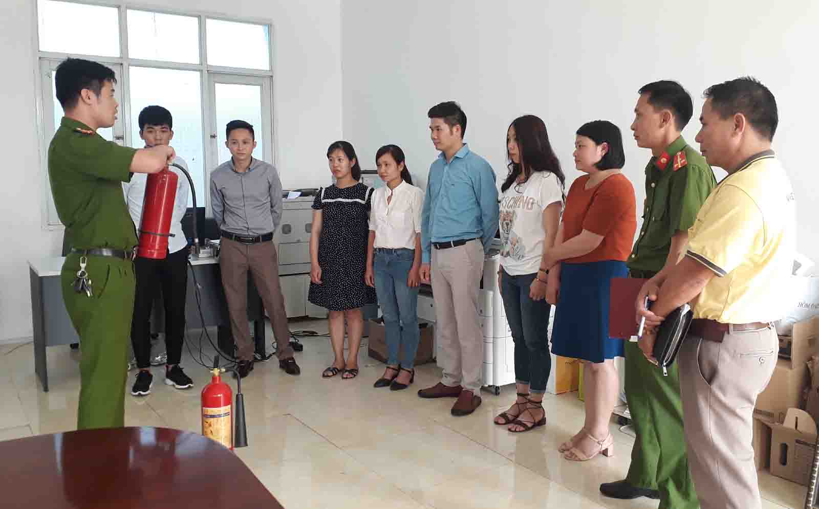 Cán bộ Phòng cảnh sát PCCC&CNCH (Công an tỉnh) tuyên truyền cách sử dụng bình chữa cháy đến cán bộ, nhân viên Bưu điện tỉnh và Mobiphone tỉnh.  