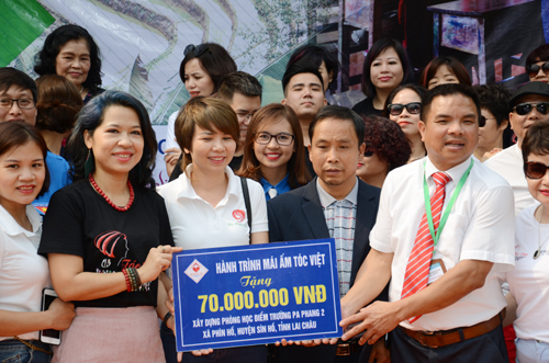 Đại diện BCH Đoàn TNCS Hồ Chí Minh sở Văn hóa – Thể thao và Du lịch cùng thành viên hành trình Mái ấm tóc Việt tặng tiền xây dựng điểm trường Pa Phang 2 (Tiểu học Phìn Hồ).