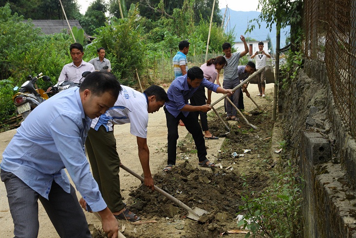 Người dân bản Sì Choang, xã Vàng Ma Chải chung tay dọn dẹp bản làng, nỗ thực hiện tiêu chí môi trường trong xây dựng NTM
