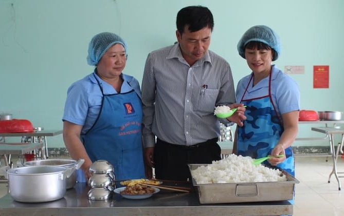Thầy Vũ Đức Hiền - Phó Hiệu trưởng Trường Phổ thông Dân tộc nội trú tỉnh kiểm tra chất lượng bữa ăn của học sinh.