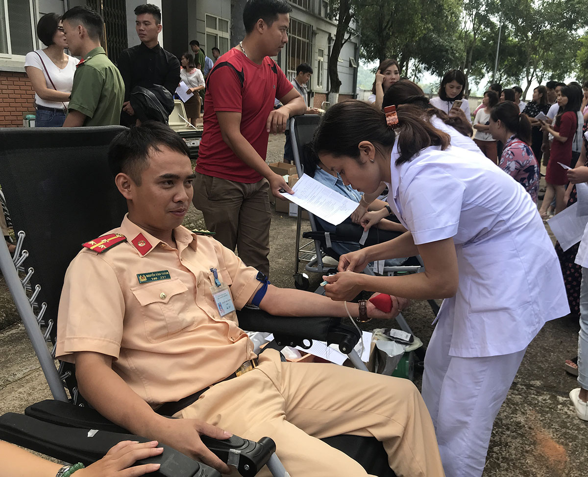 Đoàn viên, thanh niên huyện Tam Đường tham gia hiến máu tình nguyện.