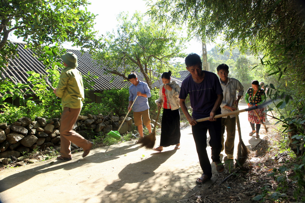 Bà con bản Noong Thăng, xã Phúc Than dọn dẹp vệ sinh môi trường