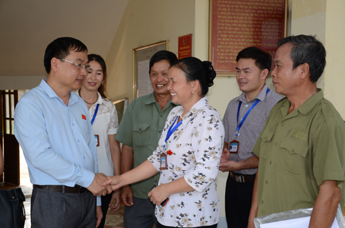 Đồng chí Tống Thanh Bình - Phó Trưởng Đoàn Đại biểu Quốc hội tỉnh Lai Châu tiếp xúc cử tri xã Chăn Nưa (Sìn Hồ)