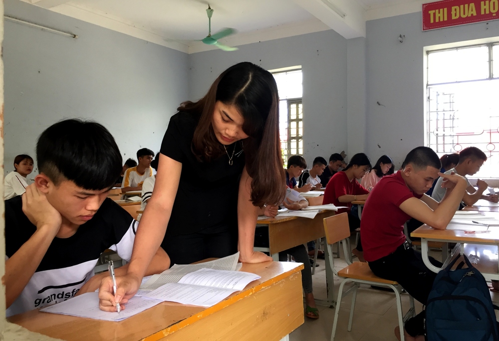 Cô và trò Trường Dân tộc nội trú THPT Nậm Nhùn tích cực ôn luyện, chuẩn bị cho kỳ thi THPT Quốc gia 2019.