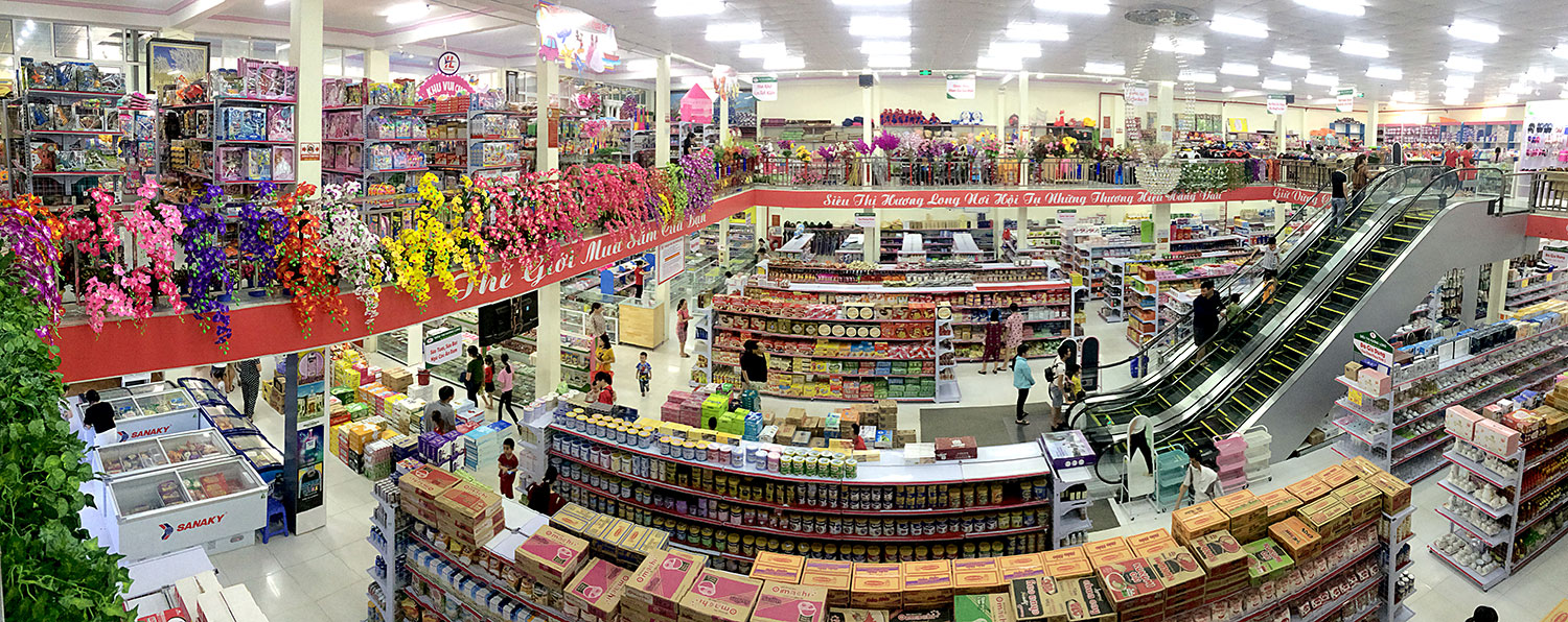 Không gian mua sắm được bài trí khoa học, hiên đại tai Siêu thị Hương Long (thành phố Lai Châu). Không gian mua sắm được bài trí khoa học, hiên đại tai Siêu thị Hương Long (thành phố Lai Châu).