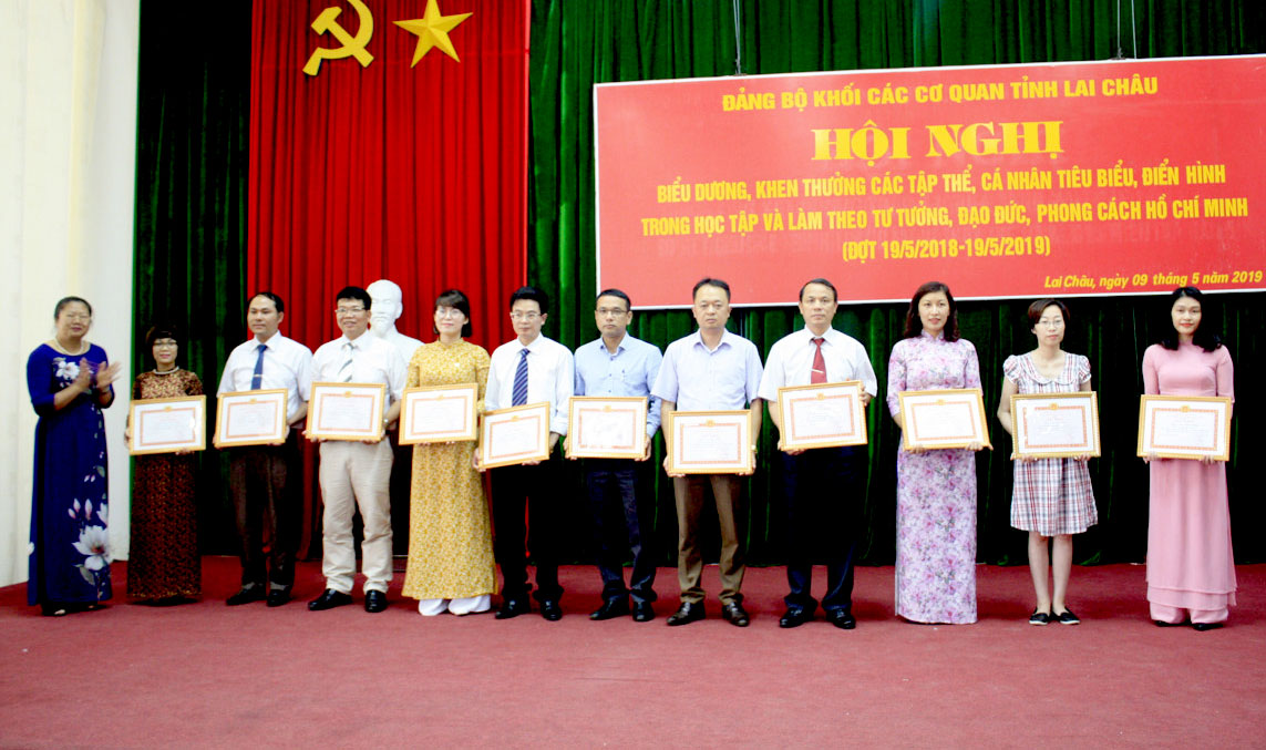 Lãnh đạo Đảng ủy Khối các cơ quan tỉnh tặng Giấy khen cho các cá nhân.