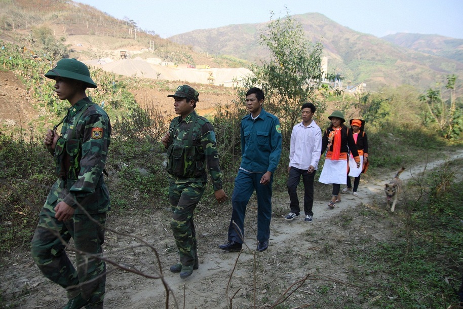 Cán bộ, chiến sĩ Đồn biên phòng Ma Lù Thàng cùng Nhân dân bản Hùng Pèng, xã Ma Ly Pho tuần tra bảo vệ biên giới