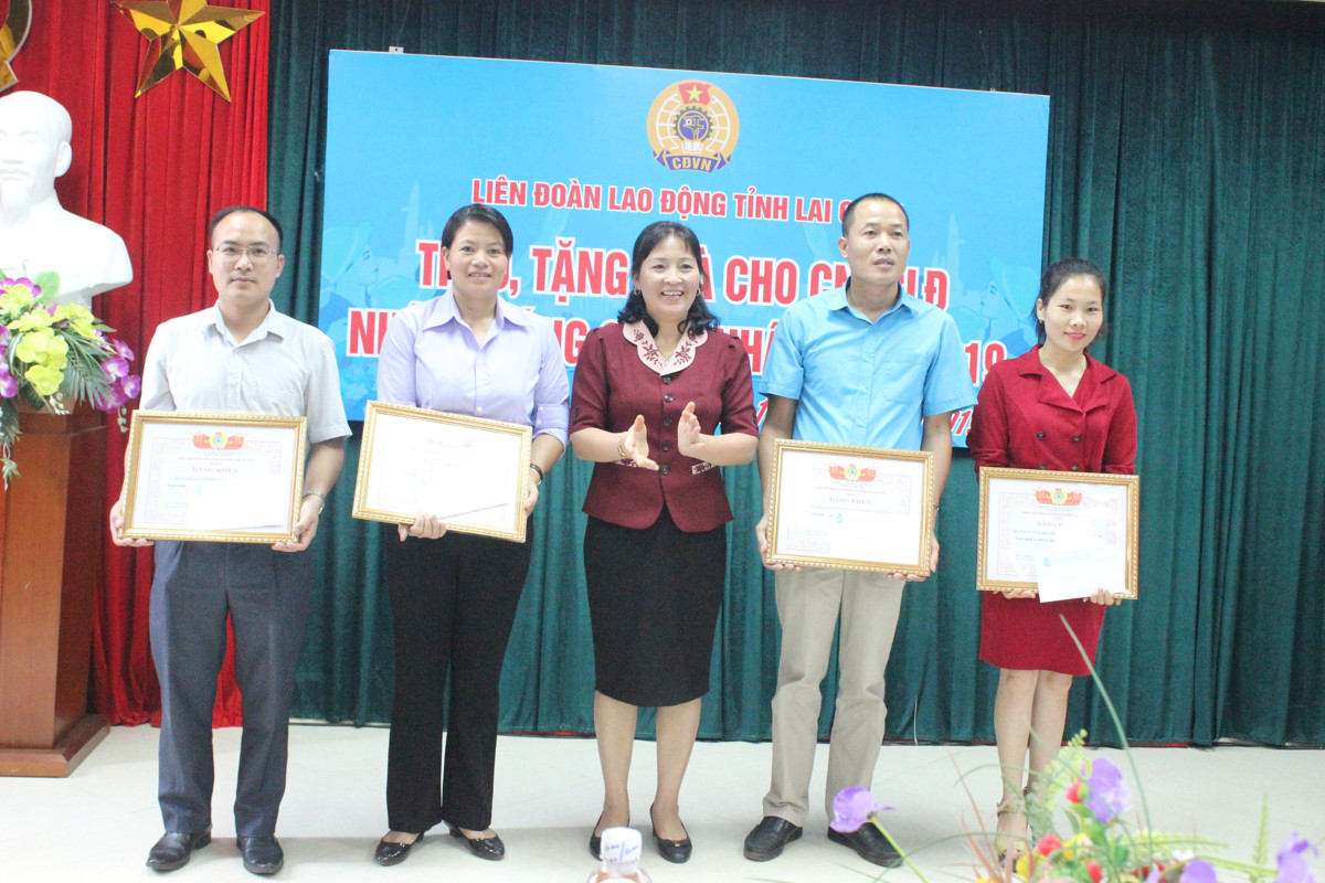 Lãnh đạo LĐLĐ tỉnh tặng bằng khen cho các tập thể có thành tích xuất sắc