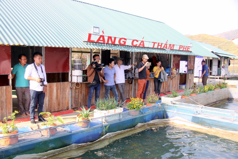 Mô hình nuôi cá lồng bà con bản Thẳm Phé vừa tăng thu nhập, vừa thu hút thúc đẩy du lịch của địa phương