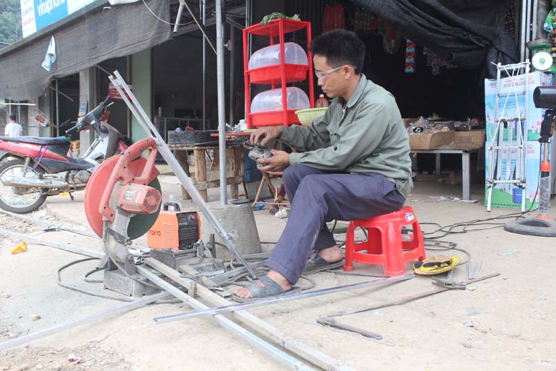 Anh Ma Pao Phùa hàn giá đỡ chuối bán cho người dân.