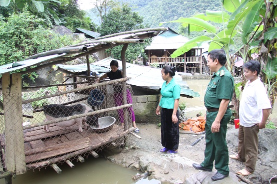 Đồng chí Phạm Minh Hải - Bí thư Đảng ủy xã Nậm Ban thăm, động viên bà con phát triển kinh tế, nâng cao thu nhập.