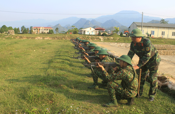 Thiếu tá Vũ Tiến Dũng - Tiểu đoàn Trưởng Tiểu đoàn 1 (Trung đoàn 880) sửa động tác cho chiến sĩ quỳ bắn mục tiêu bia số 7. 