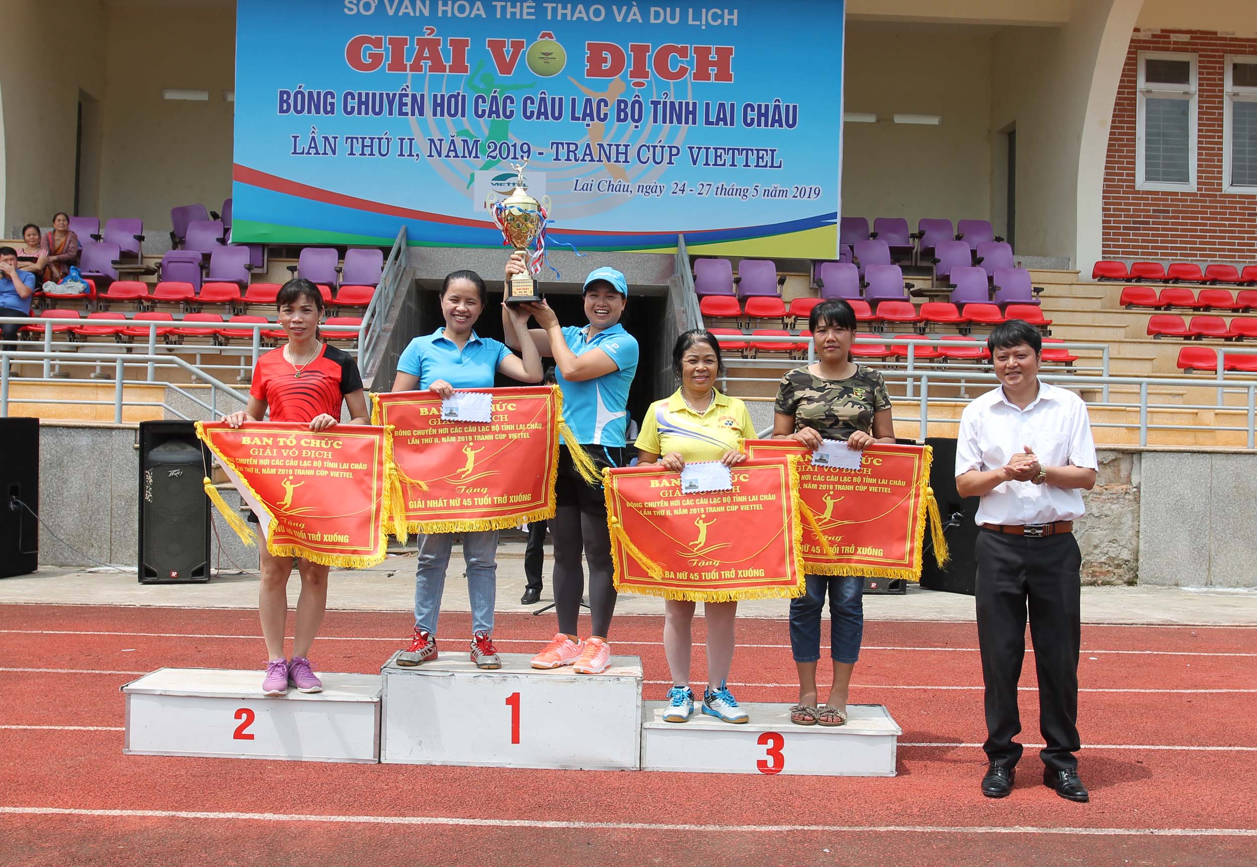 Đồng chí Trần Xuân Kiên – Trưởng Phòng Quản Lý thể thao (Sở Văn hóa, Thể thao và Du lịch) trao giải nhất, nhì, ba cho các đội đoạt giải nội dung nữ nhóm 1.