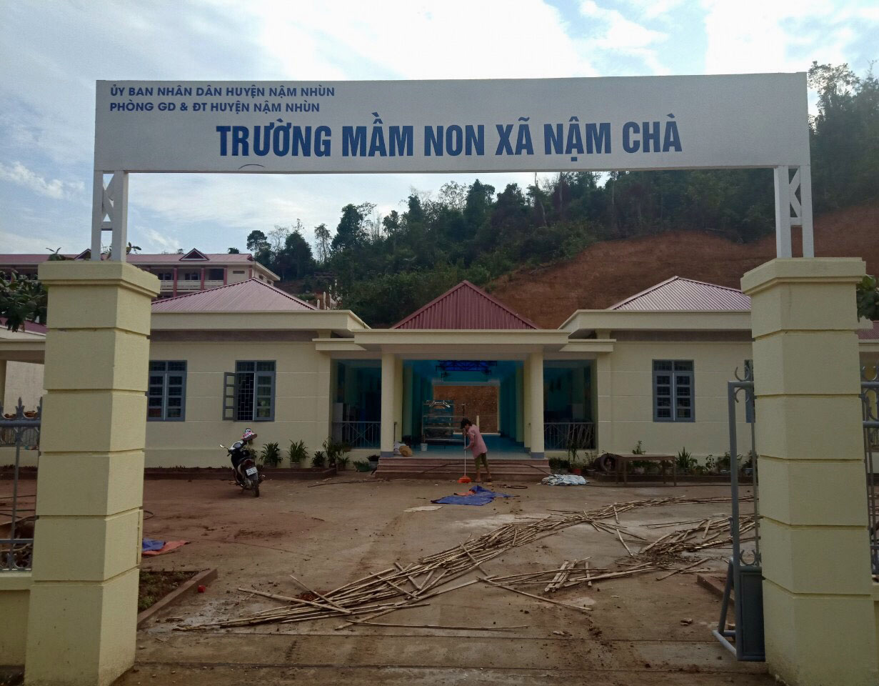 Giáo viên Trường mầm non xã Nậm Chà, huyện Nậm Nhùn dọn vệ sinh ngôi trường mới xây chuẩn bị đưa vào sử dụng trong năm học tới.