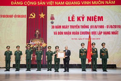 Thủ tướng Chính phủ Nguyễn Xuân Phúc trao Huân chương Độc lập Hạng Nhất cho Tập đoàn Viettel.