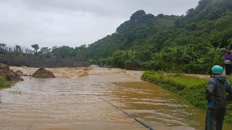 Trận mưa đầu mùa khiến một số điểm thuộc xã Thèn Sin, huyện Tam Đường bị ngập lụt. Ảnh: C.T.V