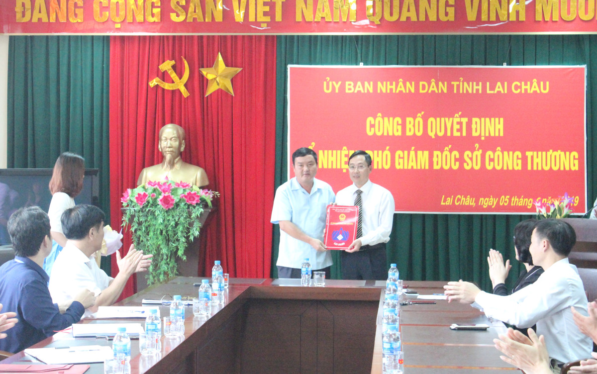 Đồng chi Giàng A Tính trao Quyết định bổ nhiệm Phó Giám đốc Sở Công thương cho đồng chí Lê Xuân Tiến