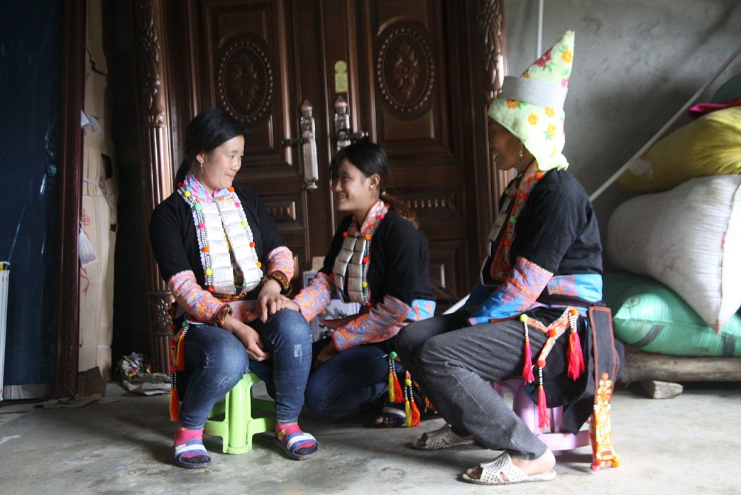 Người thân đến thăm hỏi, động viên chị Chẻo Tả Mẩy (ngoài cùng bên trái) trong căn nhà mới