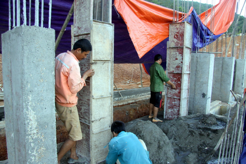 Công ty TNHH Một thành viên Xuân Hùng đang đẩy nhanh tiến độ công trình trọng điểm khu di tích lịch sử văn hóa bản Lướt, xã Mường Kim