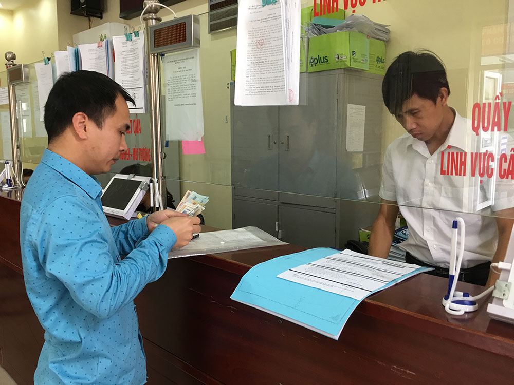 Cán bộ Bộ phận một cửa thành phố Lai Châu luôn nêu cao tinh thần tự giác trong THTK, CLP. Trong ảnh: Người dân đến giao dịch tại Bộ phận một cửa thành phố Lai Châu.