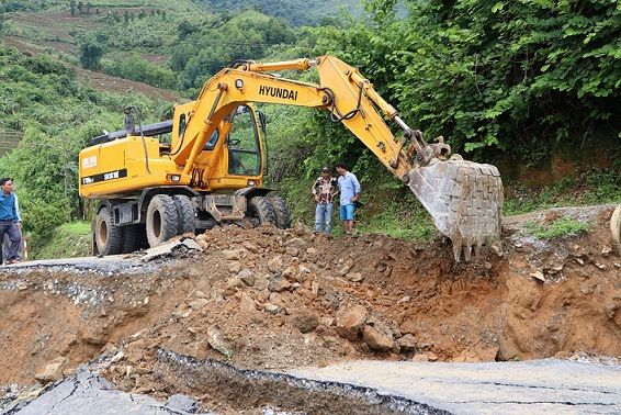 Phương tiện được huy động khắc phục sụt lún trên tuyến tỉnh lộ 132 Tại km 13+780 thuộc địa bàn xã Bản Lang