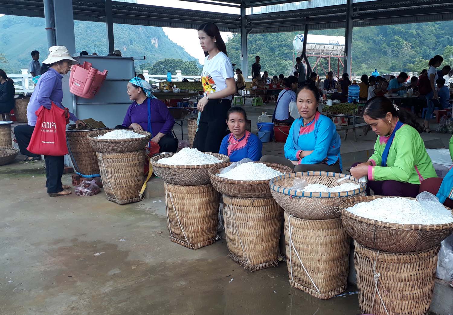 Được nâng cấp, mở rộng, chợ San Thàng trở nên khang trang, sạch đẹp đáp ứng tốt hơn nhu cầu mua, bán hàng hóa của thương lái và người dân.