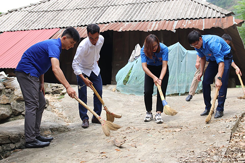 Bàn giao phòng học cho Trường Tiểu học xã Phìn Hồ