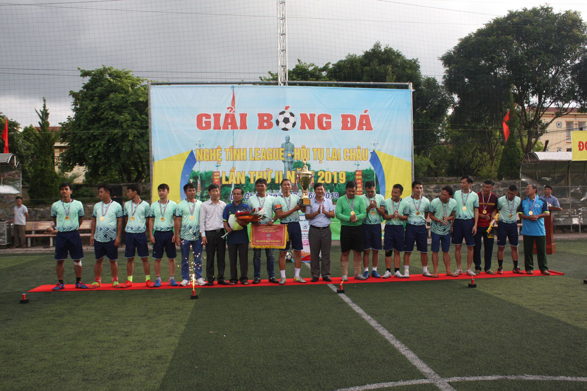 Ban Tổ chức trao giải nhất cho đội bóng Hà Tĩnh.