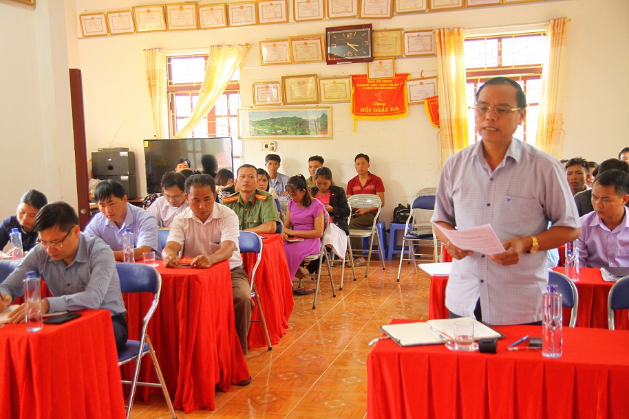 Cử tri xã Lản Nhì Thàng phát biểu ý kiến tại buổi tiếp xúc