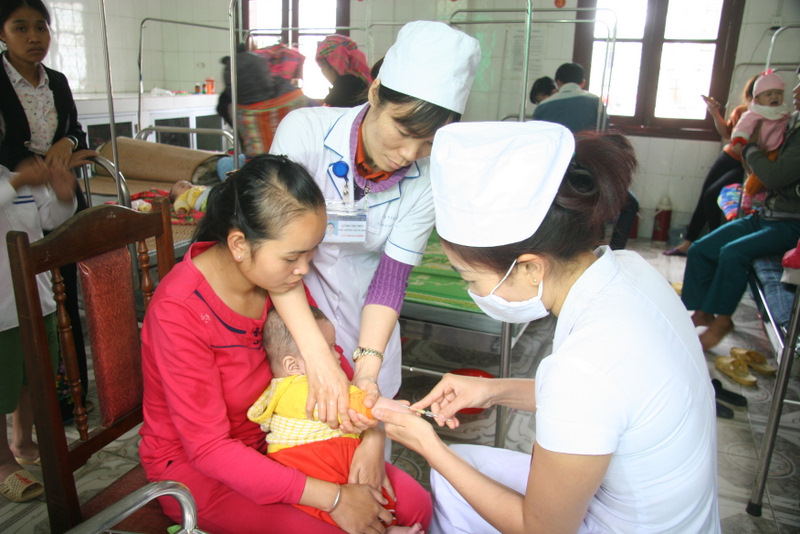 Trẻ em điều trị do sốt tại Trung tâm y tế huyện Than Uyên