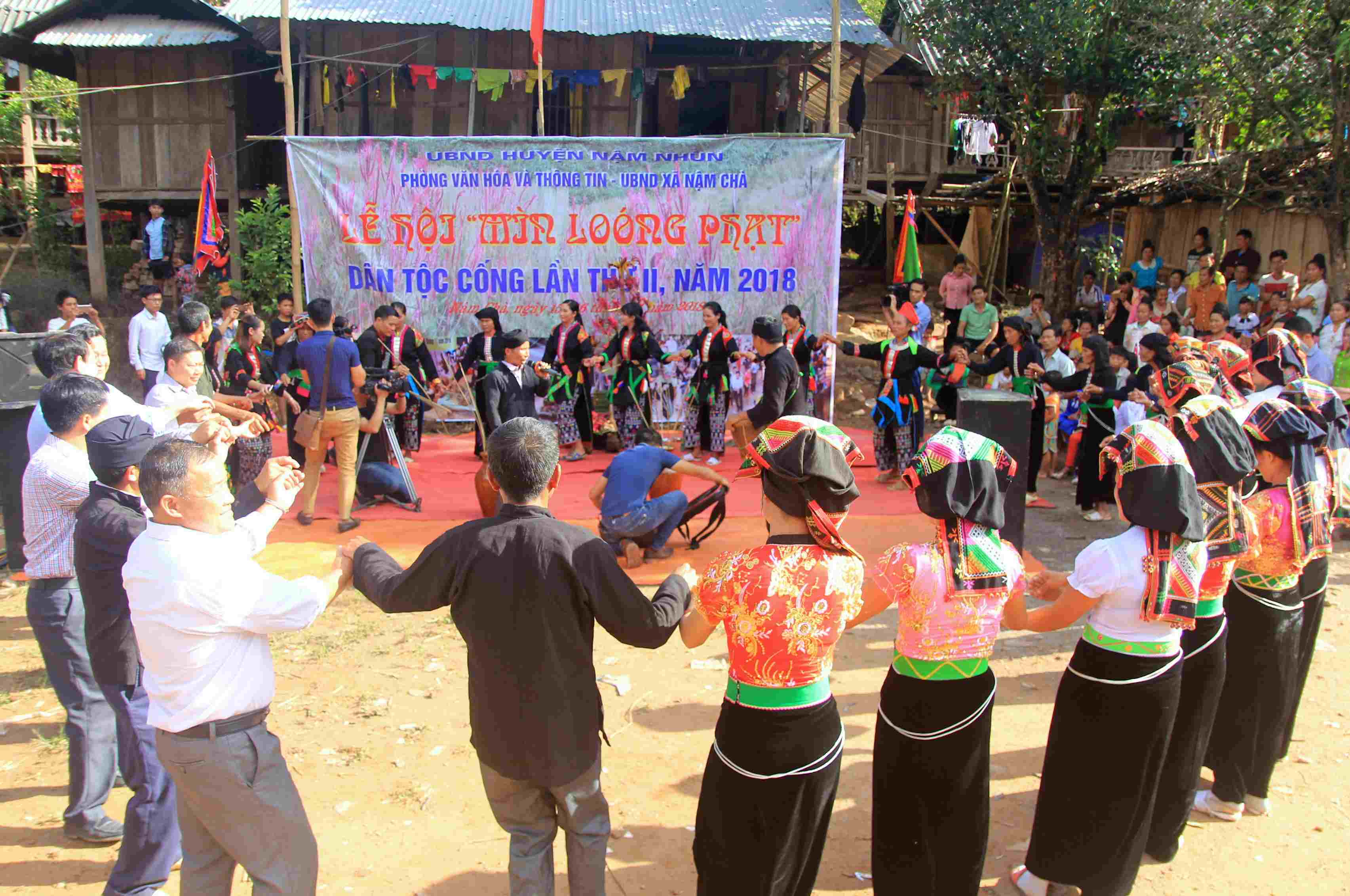 Người dân và du khách tham gia lễ hội “Mìn Loóng Phạt” của đồng bào dân tộc Cống (xã Nậm Chà, huyện Nậm Nhùn).