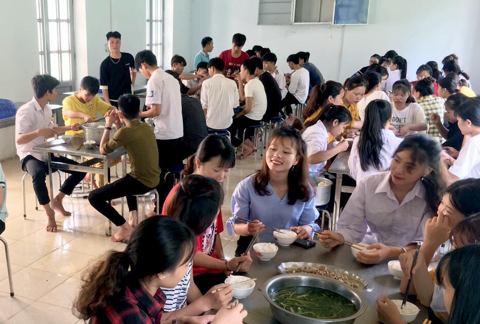 Bữa ăn trưa của các thí sinh điểm Trường THPT Nậm Tăm, huyện Sìn Hồ được nhà trường chuẩn bị cho đáo, giúp các em sẵn sàng cho môn thi tiếp theo.