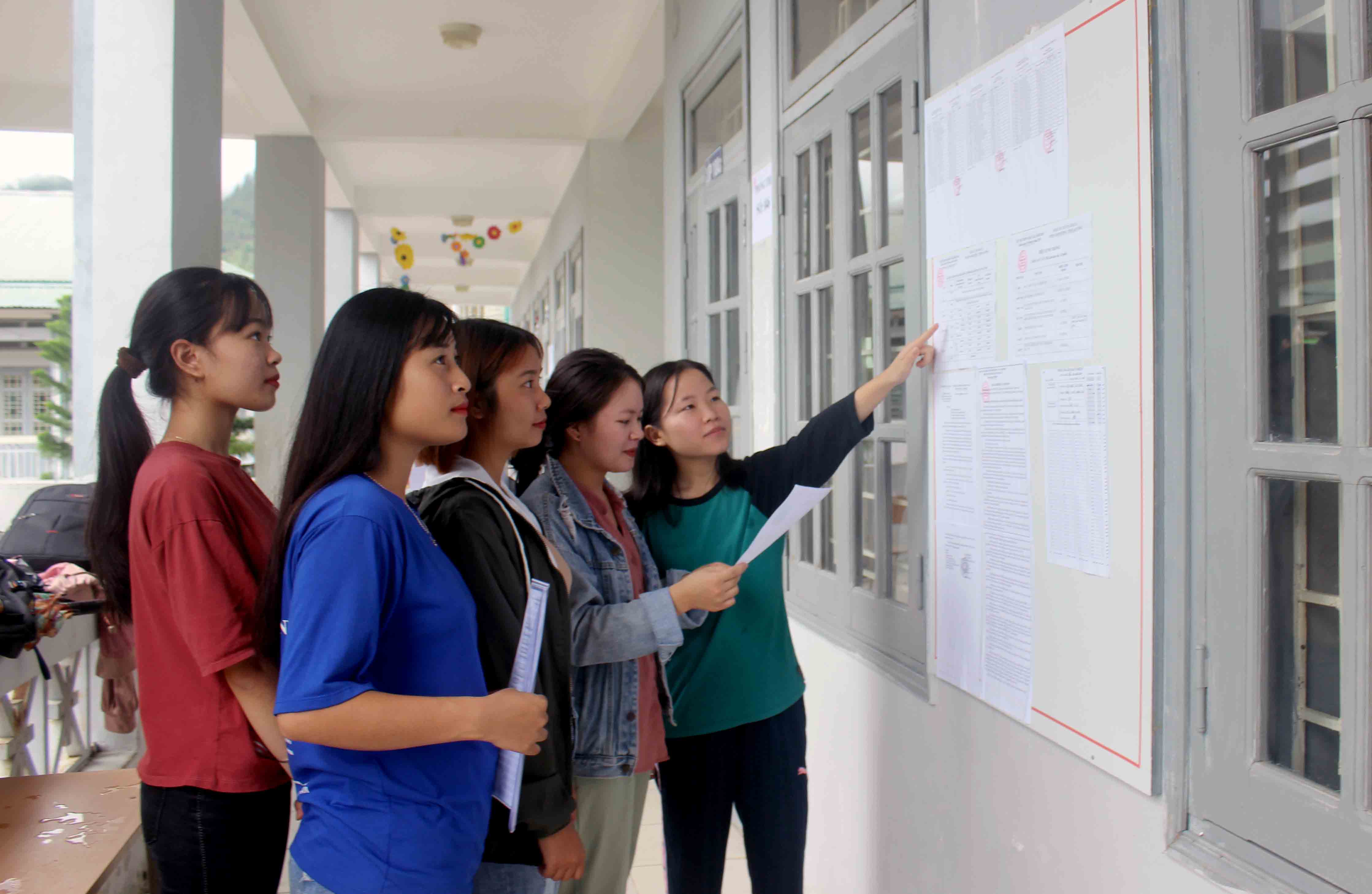 Thí sinh ở điểm Trường Phổ thông Trung học Bình Lư (huyện Tam Đường) xem số báo danh.