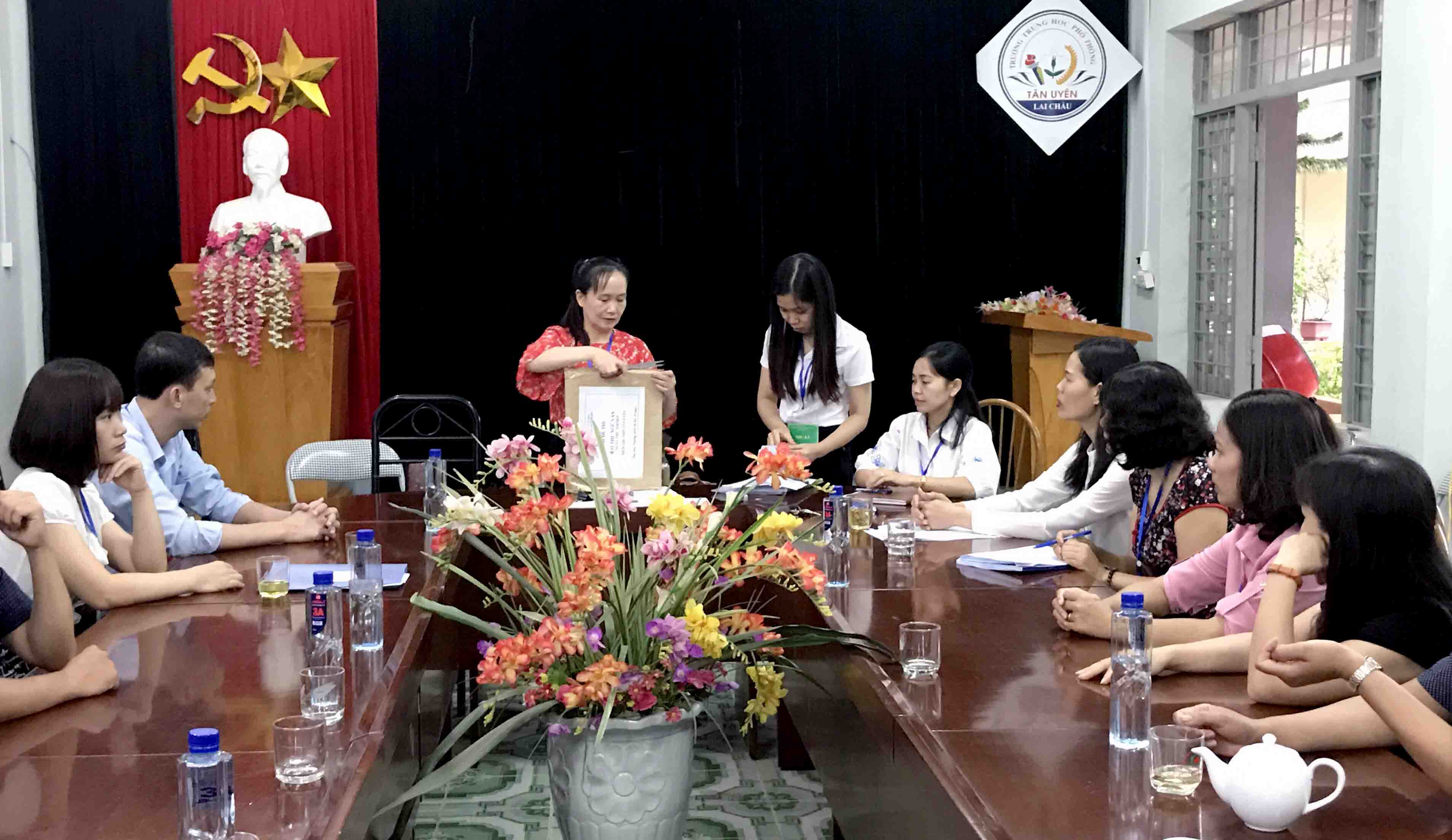 Giám thị kiểm tra niêm phong đề thi tại điểm thi huyện Tân Uyên.