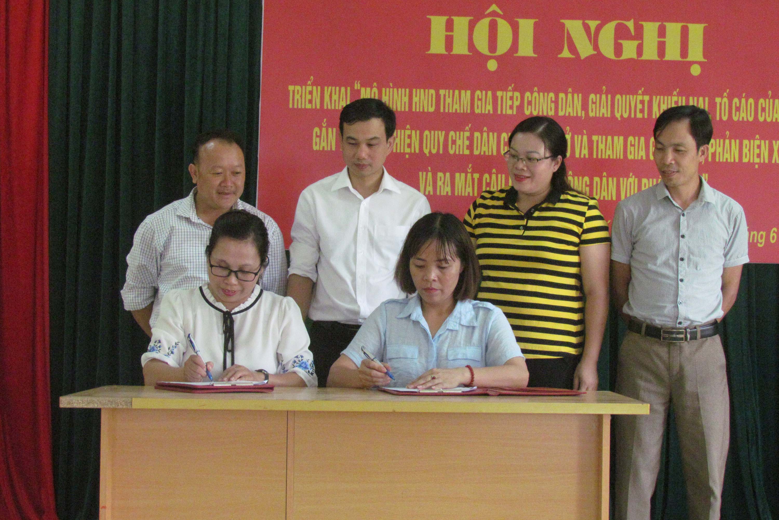 Đại diện UBND phường, Hội Nông dân phường Đông Phong ký kết Quy chế phối hợp thực hiện quy chế dân chủ ở cơ sở và tham gia giám sát, phản biện xã hội.