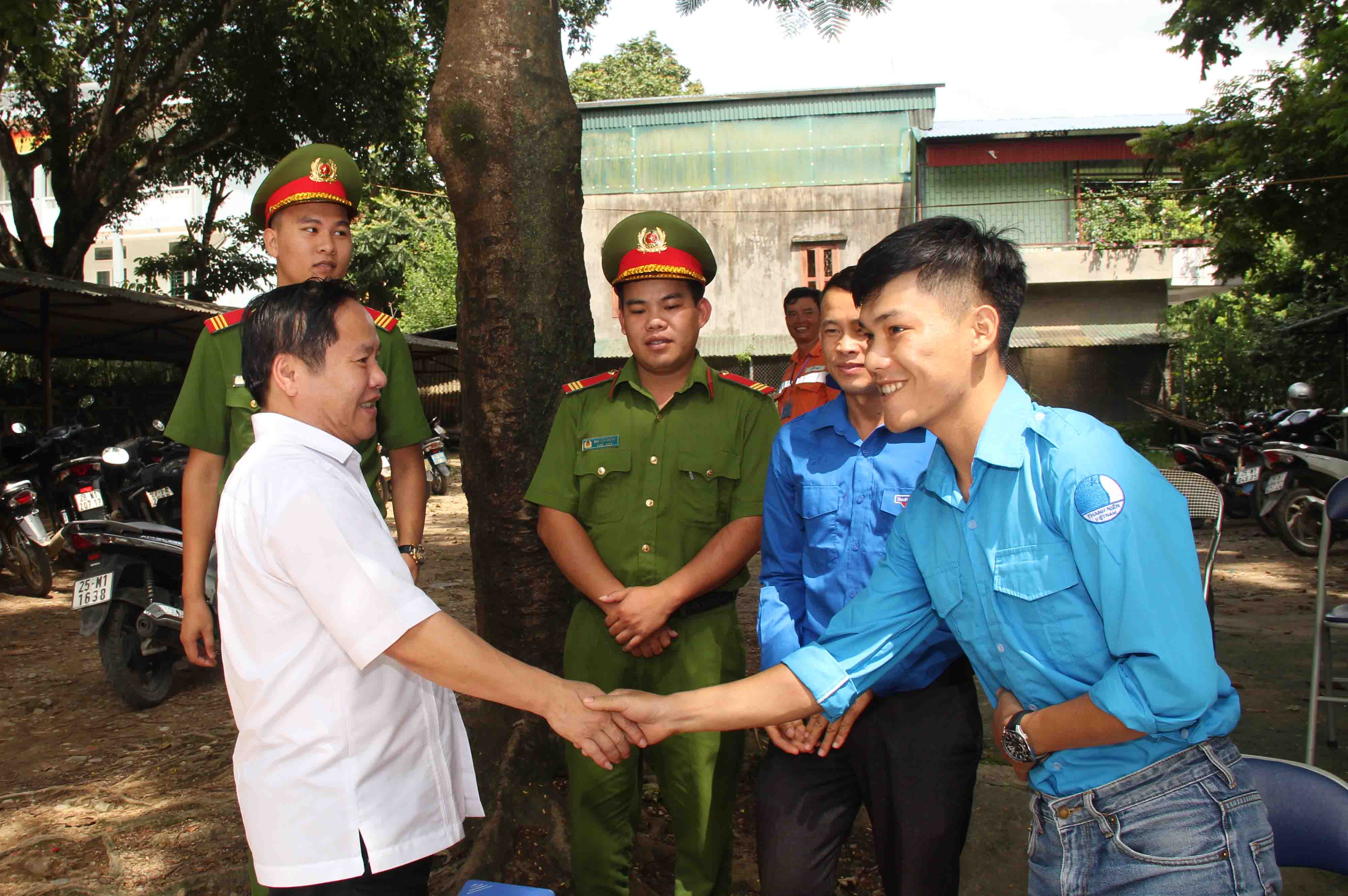 - Đồng chí Tống Thanh Hải làm việc với hội đồng coi thi Trường THPT Mường Tè - Đồng chí Tống Thanh Hải làm việc với hội đồng coi thi Trường THPT Mường Tè