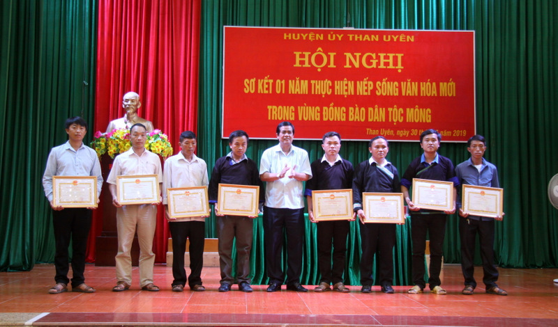 Đồng chí Hoàng Văn Hiêng - Chủ tịch UBND huyện trao Giấy khen cho các tập thể tiêu biểu trong thực hiện nếp sống văn hóa mới trong vùng đồng bào dân tộc Mông