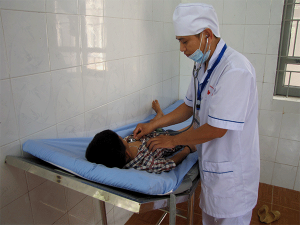 Người dân xã Nậm Manh được chăm sóc sức khỏe tại Trạm y tế xã.