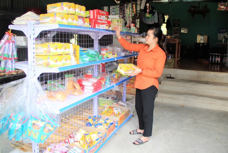 Hàng Việt luôn có mặt tại các quầy bán hàng tạp hóa ở xã Vàng San.