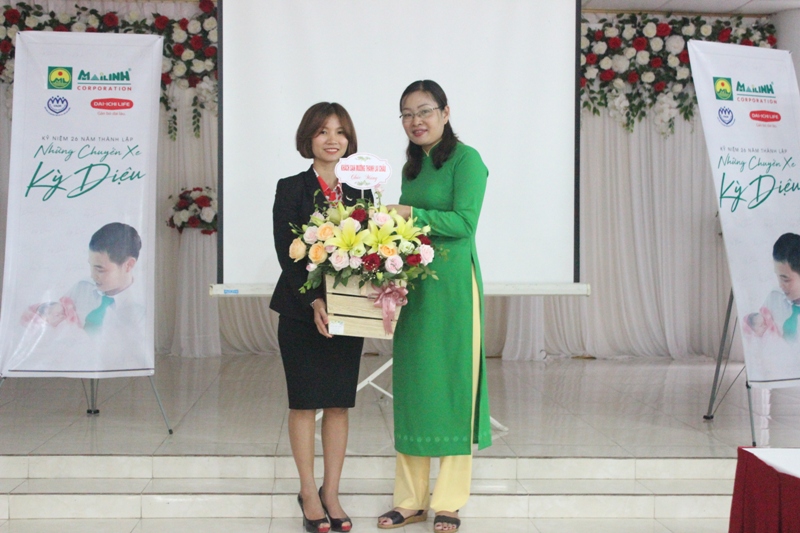 Đại diện Khách sạn Mường Thanh tặng hoa chúc mừng kỷ niệm 26 năm thành lập Mai Linh