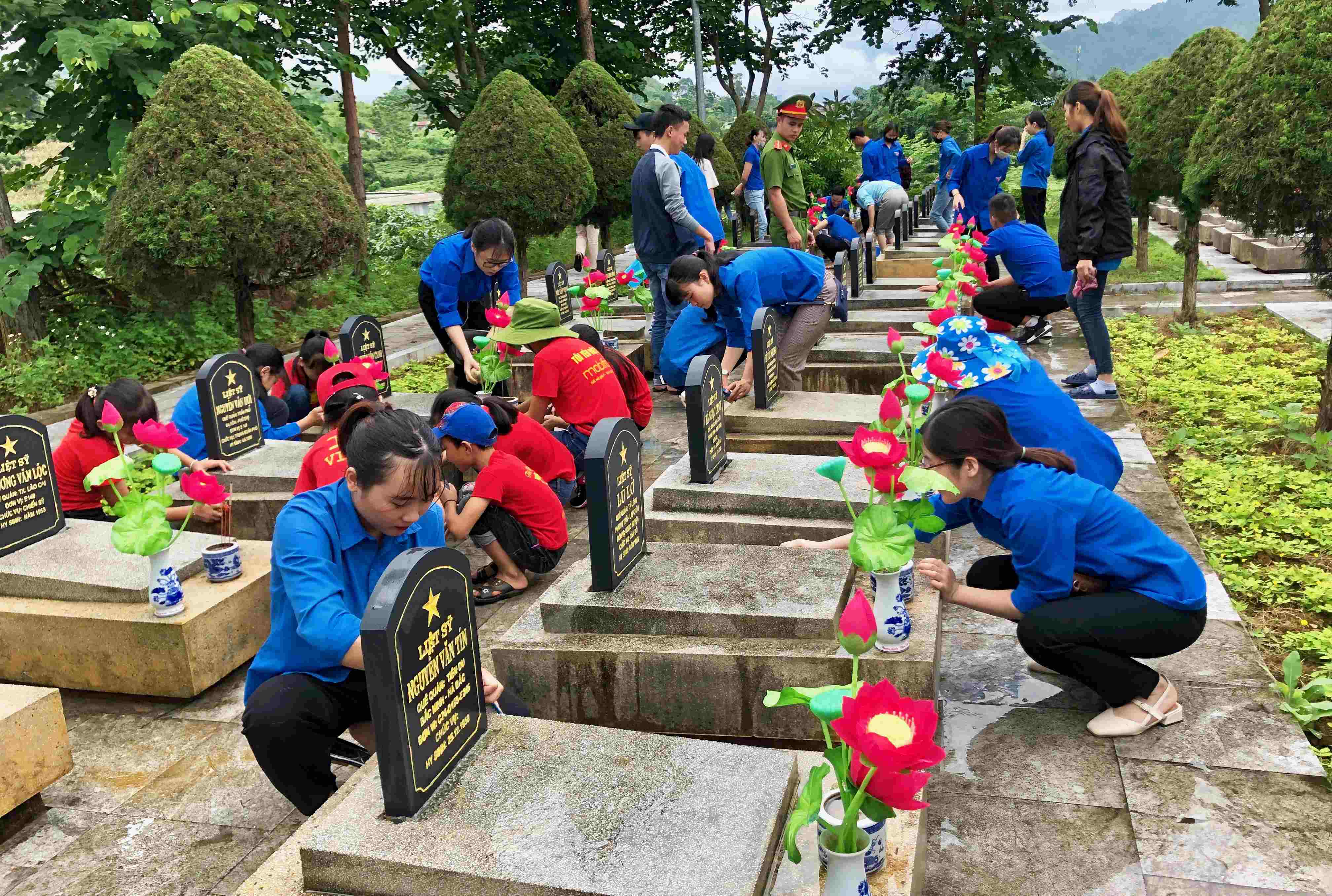 Đoàn viên, hội viên các đơn vị, lực lượng vũ trang tỉnh sệ sinh các phần mộ liệt sỹ.